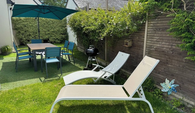 Quiet house in a dead-end "Private Residence" near beach - town center.