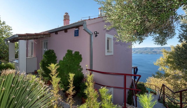 Quiet house in a stone village with panoramic sea views