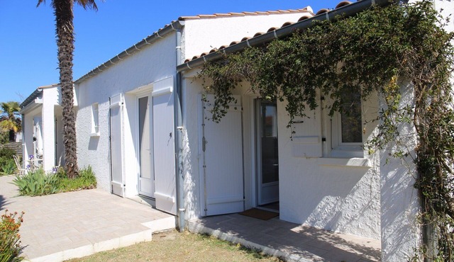 Quiet house in greenery 700m from the sea