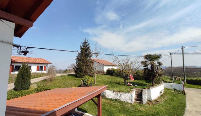 Quiet house in the countryside between the mountains and the ocean