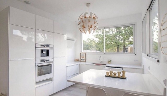 Quiet house in the countryside and lake near Toulouse with private swimming pool and garden.