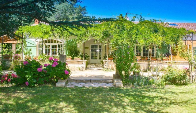 Quiet house in the green area with pool near major tourist sites