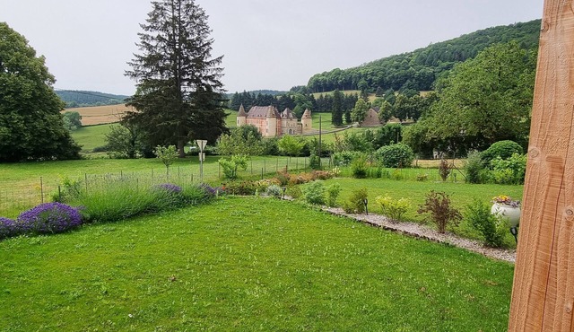 Quiet house in the Morvan with beautiful view of the Château de Ménessaire.