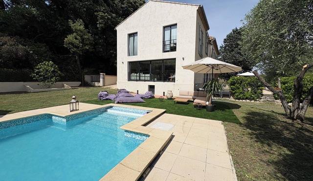 Quiet house not overlooked, air-conditioned on wooded and enclosed grounds - Parking.