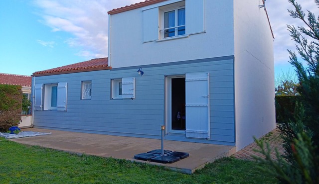 Quiet house near beach and center