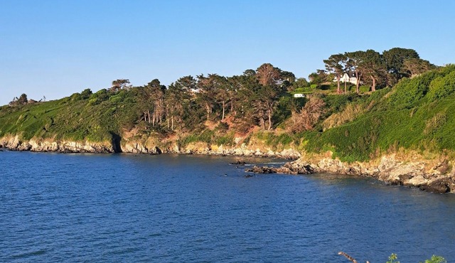 Quiet house near pink granite coast and hiking trails