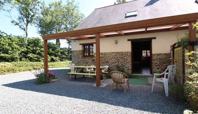 Quiet house near Saint-Lô with fireplace and garden