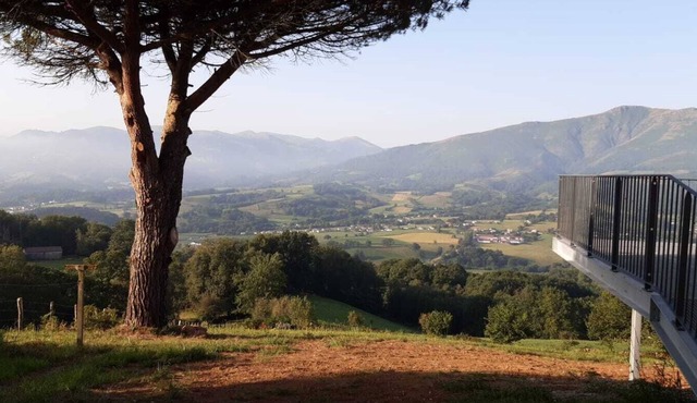 Quiet house to rent on the heights of Irouléguy for 6 to 12 people