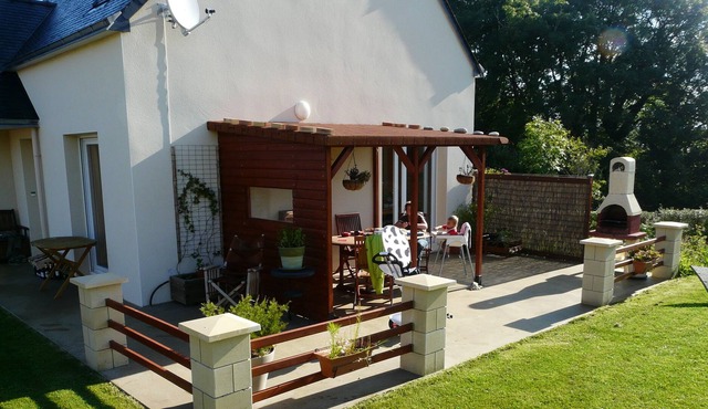 quiet house with large flower garden a few km from the beaches