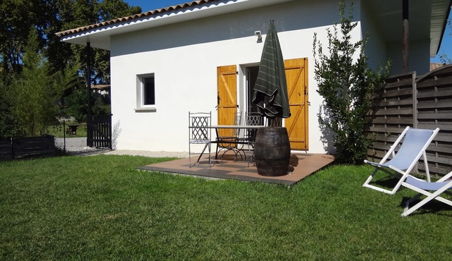 QUIET HOUSE WITH GARDEN AND PRIVATE PARKING IN GREAT PROPERTY