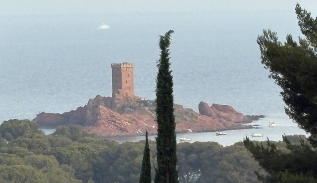 Quiet house with terrace, magnificent sea view, facing Golden Island