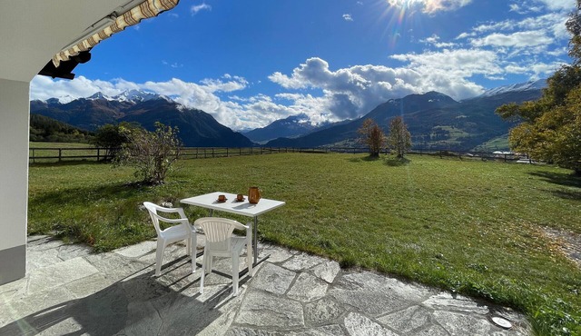 Quiet house with garden and mountain view