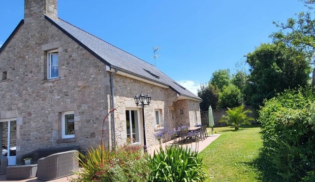 Quiet house with garden in the center of Barfleur, 2 steps from the port