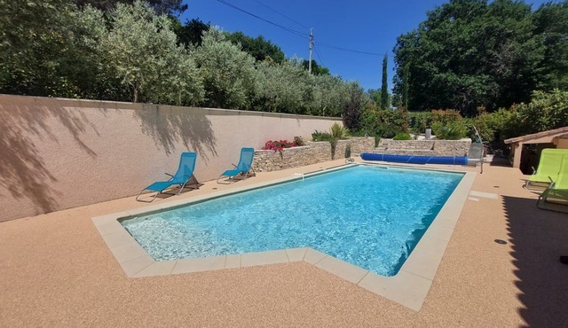 Quiet house with garden and pool