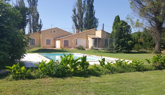Quiet house with pool 10 min from Avignon