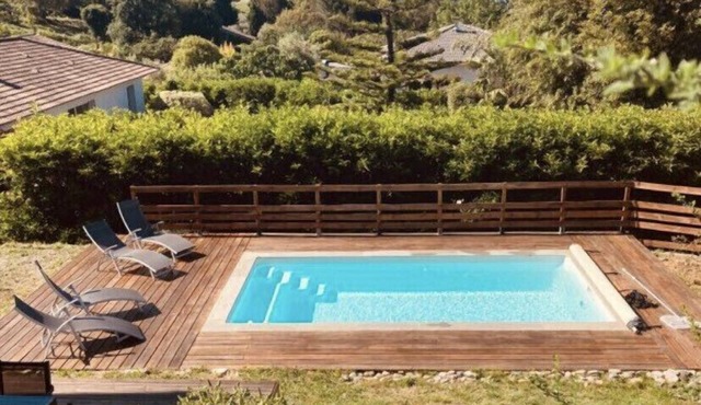 Quiet house with pool