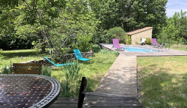 Quiet House with pool in the middle of LUBERON