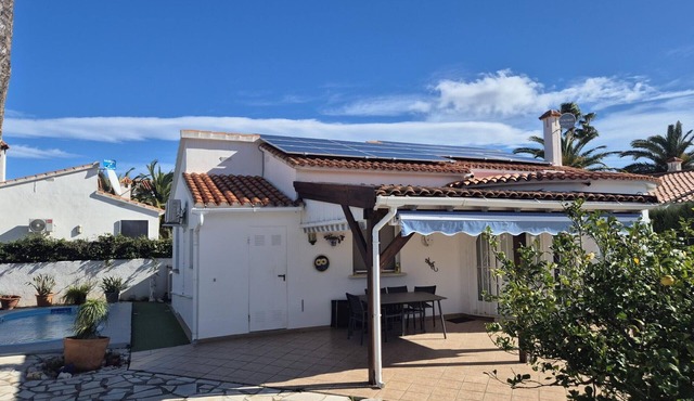 Quiet house with pool near the sea - 4 guests