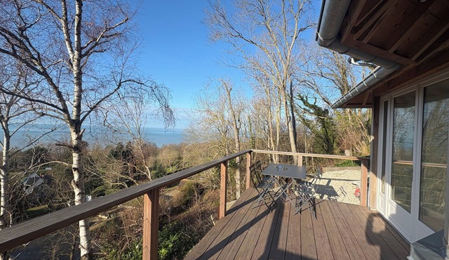 Quiet house with sea view