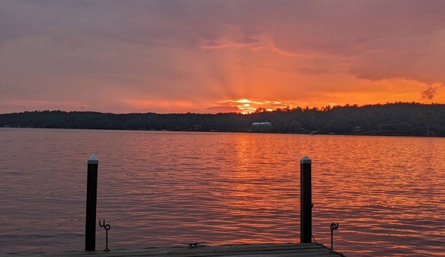 Quiet house with sunset view on Lake Mitchell