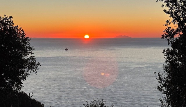 Quiet house with superb sea view