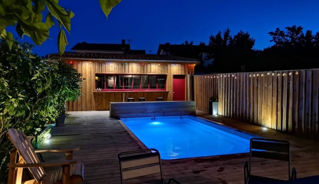 Quiet house with swimming pool near Bordeaux center