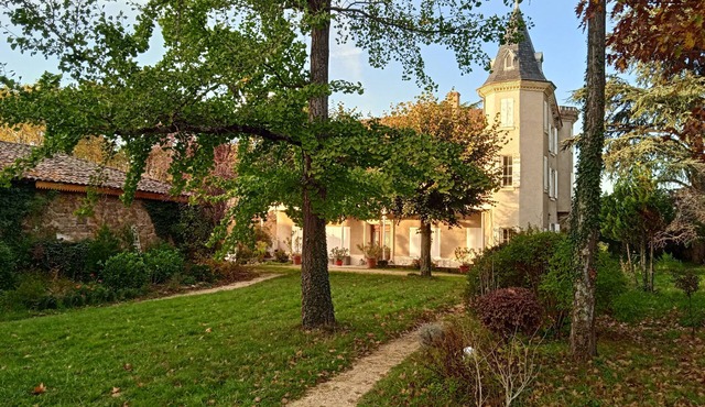Quiet house with swimming pool surrounded by its park