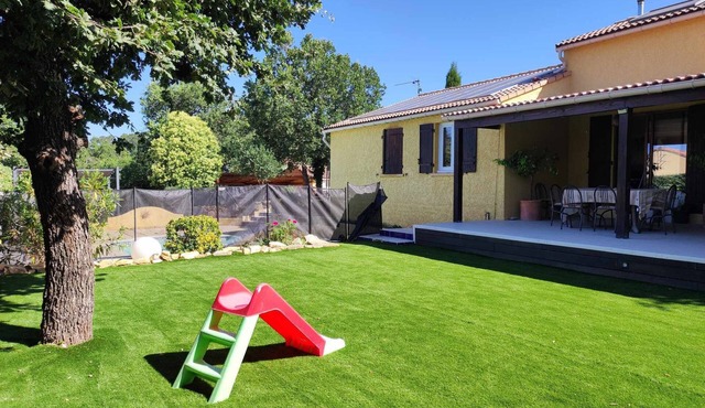 Quiet house with swimming pool
