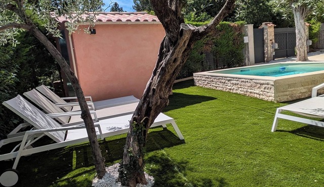 Quiet house with swimming pool