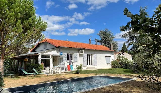 Quiet house with unheated pool and countryside views