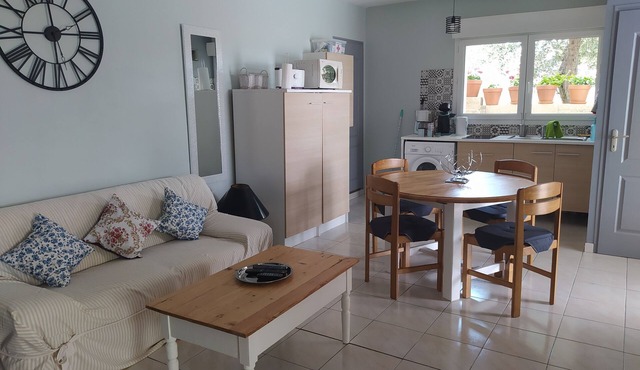 Quiet, independent studio between pine forest and sea.