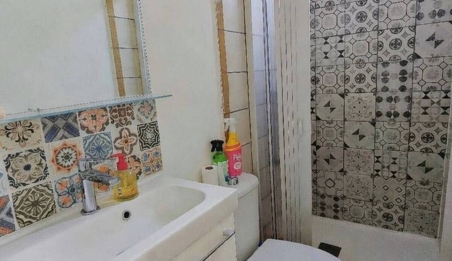 Quiet independent room with private bathroom/WC, garden access, near Paris Orly