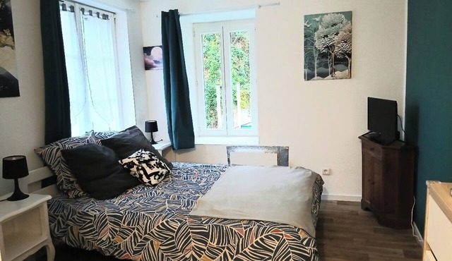 Quiet, independent double room facing the forest