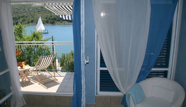 Quiet island, crystal sea, beautiful sunsets: villa with pool, 30 m from the sea