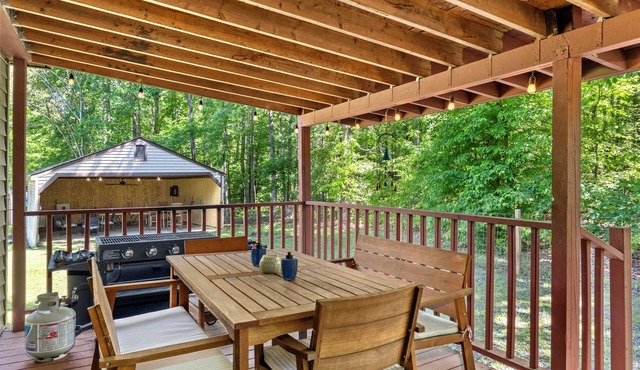 Quiet Lake Anna Rental-4min walk! King bed/Game Barn/fire pits/dock