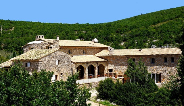 Quiet La Buisse estate with tennis court, heated swimming pool, ideal for families