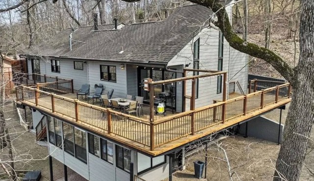 Quiet Lake Front House that is close to Downtown Rogers AR