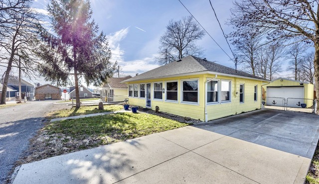 Quiet lake getaway in nautical themed cottage at beautiful Indian Lake