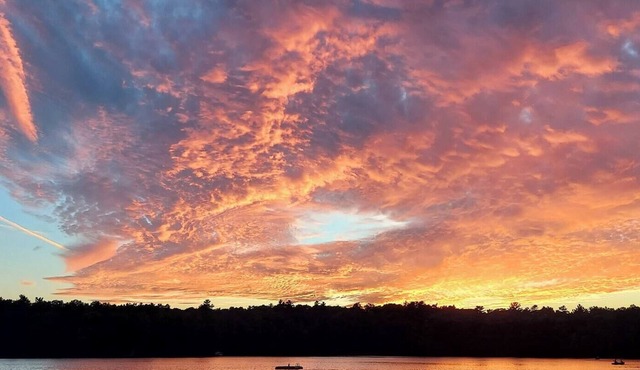 Quiet lake house on private all-sports Clear Lake, perfect for families.