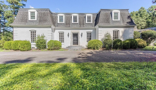 Quiet lake view w/spacious rooms! Movie room & more
