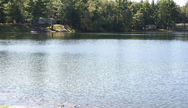 Quiet Lake with Kayaks and Direct Beach Access!