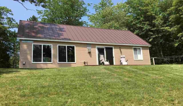 Quiet lakefront cabin with private beach 15 min to Munising & Pictured Rocks!