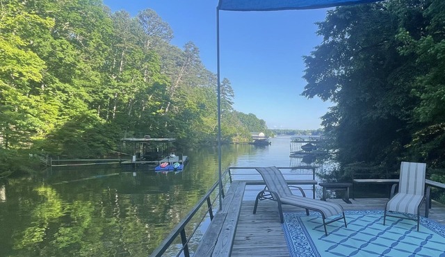 Quiet Lakefront Cottage in a Calm, No Wake Cove, Hot Tub & Fire Pit