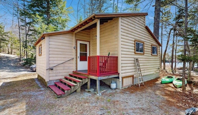 Quiet lakefront cottage with a firepit, private beach, & two kayaks