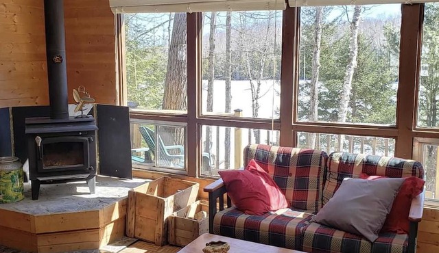 Quiet lakefront cottage 15 mins from Bancroft