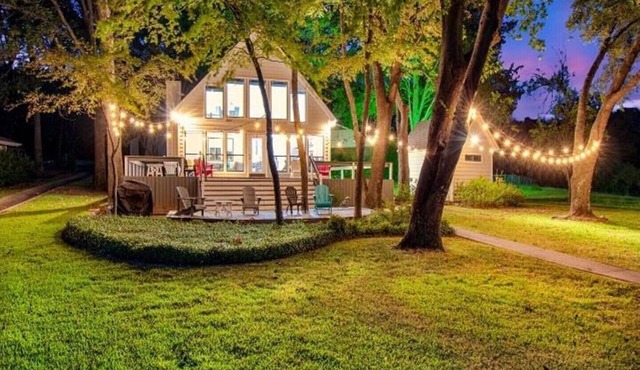 Quiet lakefront cottage a perfect oasis for relaxing with family and friends