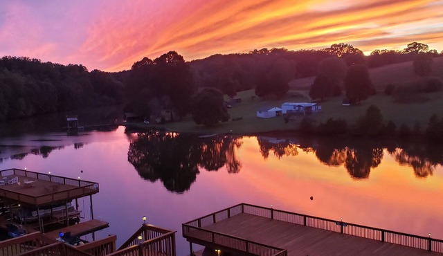 Quiet Lakefront, Family Friendly, Kayaks, Boat Slip & Linens Included!