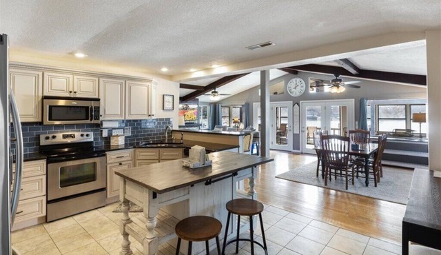 Quiet Lakefront House- Family retreat w/calm water, water toys & large swim dock