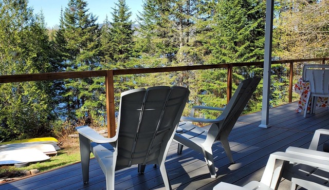 Quiet Lakefront property with Private Bathroom - Hotel type room - no Kitchen
