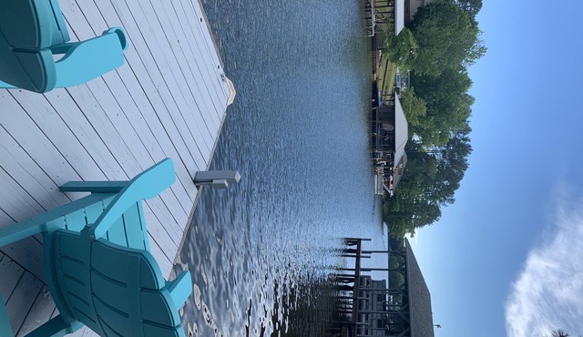 Quiet Lakefront retreat minutes from full service marina and restaurant